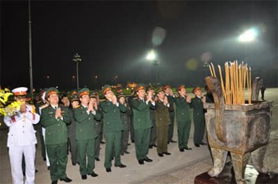 Hơn 52.800 lượt người vào Lăng viếng Bác dịp Tết Quý Tỵ 2013