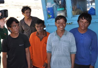Ngư dân Phú Yên cứu 4 người Philippines trôi dạt trên biển