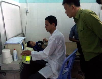 Giúp đồng bào vùng phên giậu "đuổi ma", trị bệnh.