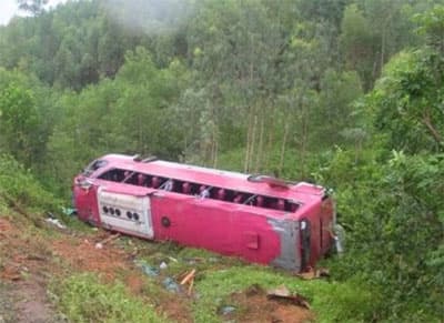 Lật xe khách, 11 người bị thương