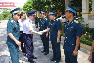 Đoàn sĩ quan cấp cao Lực lượng Tự vệ trên không Nhật Bản thăm Đoàn Tên lửa phòng không 64