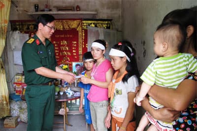 Trao tiền của bạn đọc Báo Quân đội nhân dân ủng hộ gia đình hai vợ chồng đuối nước