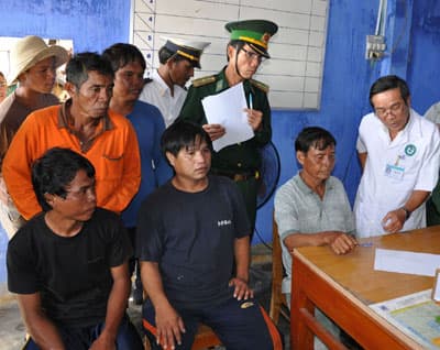 Bàn giao 4 người Philippines bị nạn trôi dạt trên biển