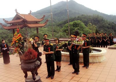 Báo công dâng Bác và phát động đợt thi đua cao điểm