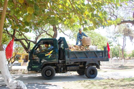 Thợ kỹ thuật kiêm "tài xế" trên đảo