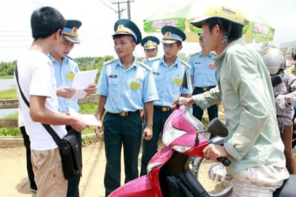 Đón tiếp người nhà và  thí sinh chu đáo, tận tình