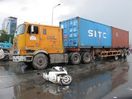Tai nạn giao thông, một phụ nữ bị cán nát chân
