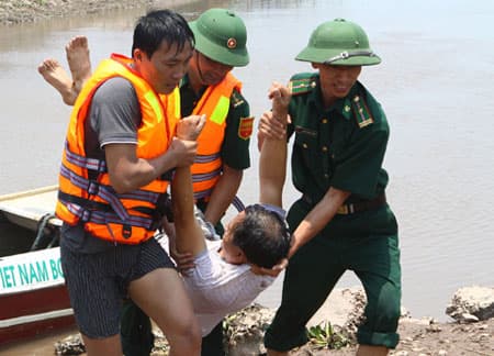 Cứu sống 5 ngư dân trôi dạt trên biển