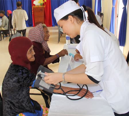 Bác sĩ quân đội đẹp hơn trong lòng đồng bào Ra Glai