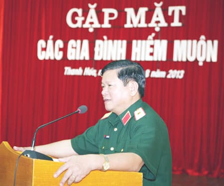 Gặp mặt, tặng quà 74 gia đình hiếm muộn
