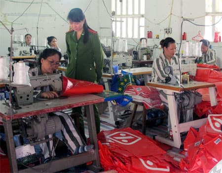 Giúp phạm nhân được đặc xá phục thiện