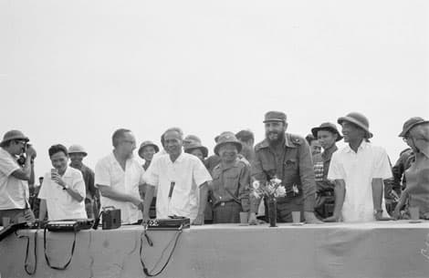 Ra mắt sách ảnh Fidel Castro - Quảng Trị một ngày lịch sử 1973