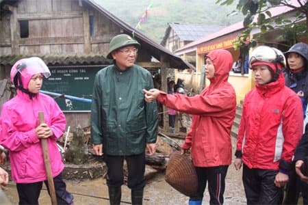 “Tư lệnh ngành” giáo dục đi về nơi lũ quét