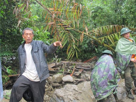 Chung tay khắc phục hậu quả lũ quét dưới mưa lạnh
