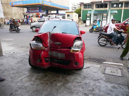 Xe ô tô đâm vào trụ sở Ban quản lý vịnh Nha Trang