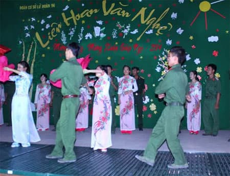 Lính pháo đón giao thừa