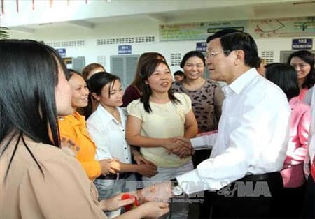 Chủ tịch nước Trương Tấn Sang thăm và chúc Tết công nhân xa nhà tại Thành phố Hồ Chí Minh