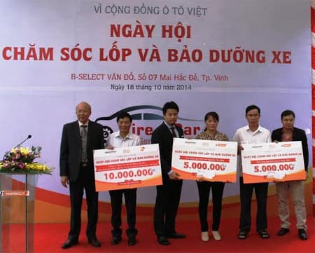 Trao tiền hỗ trợ gia đình các nạn nhân bị tai nạn giao thông