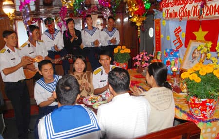 Ấm tình quân dân trên những con tàu