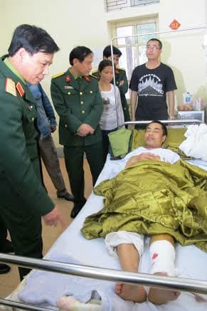 Quân khu 4: Thăm, động viên cán bộ, diễn viên Đoàn văn công Quân khu bị tai nạn