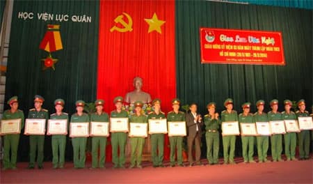 Trao thưởng 25 tập thể, cá nhân đạt thành tích xuất sắc trong “Tháng thanh niên 2014”