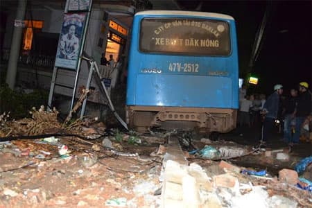 Đắc Lắc: Xe buýt húc vào tường nhà