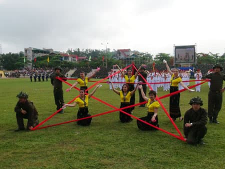 Xếp hình nghệ thuật “Chiến thắng Điện Biên Phủ - Bản hùng ca vang mãi”