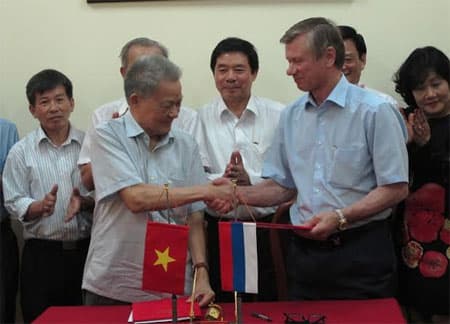 Ký Văn bản thỏa thuận về việc thành lập Đại học Nhân văn Nga-Việt