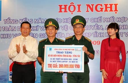 Khen thưởng các tập thể, cá nhân về công tác  bảo vệ an ninh, an toàn công trình khí