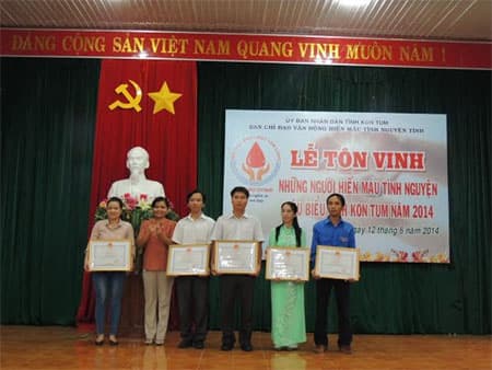 Tôn vinh 136 tập thể và cá nhân hiến máu tình nguyện tiêu biểu