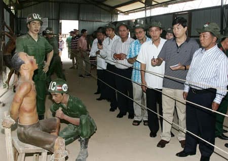Ban CTĐB Chính phủ Lào thăm di tích lịch sử Trại giam tù binh cộng sản Việt Nam Phú Quốc