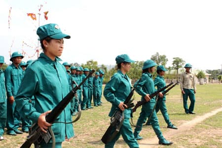 Những "bóng hồng" trên bãi tập