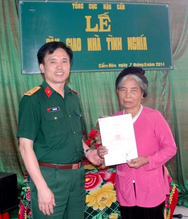 Tổng cục Hậu cần tặng nhà tình nghĩa cho con lão thành cách mạng Nguyễn Liên
