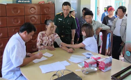 Binh đoàn 16: Khám bệnh, cấp thuốc cho 250 đối tượng chính sách, người nghèo