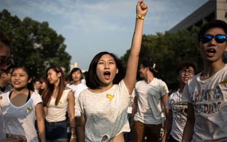 Người biểu tình Hong Kong xông và tòa nhà chính quyền