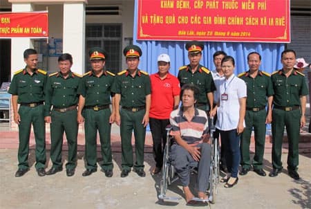 Binh đoàn 16: Khám bệnh, tặng quà cho 343 lượt người
