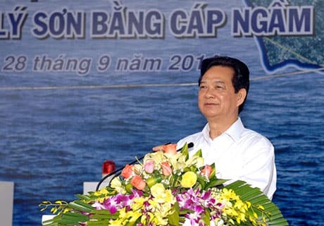 Thủ tướng Chính phủ Nguyễn Tấn Dũng dự lễ khánh thành dự án cấp điện cho huyện đảo Lý Sơn