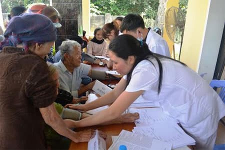 Khám bệnh, cấp thuốc miễn phí cho hơn 1.000 người nghèo