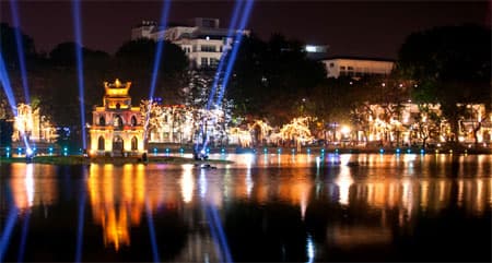 Không khí đón Xuân về đêm ở hai đầu đất nước