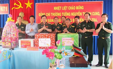 Thượng tướng Nguyễn Thành Cung kiểm tra các đơn vị phía Nam