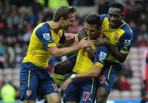 Arsenal được "biếu không" 3 điểm, Liverpool hòa trên sân nhà