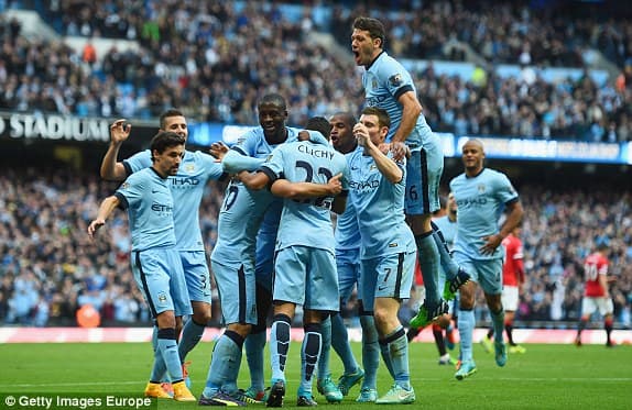 Smalling nhận thẻ đỏ, MU may mắn chỉ thua Man City một bàn