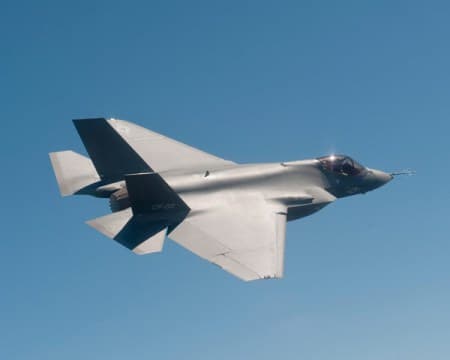 Chiến đấu cơ F-35C lần đầu tiên hạ cánh thành công trên tàu sân bay