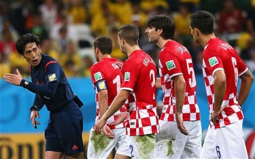 Trọng tài FIFA mà "không biết nói tiếng Anh"