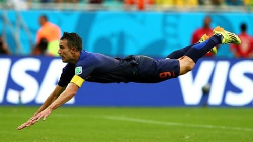 Louis van Gaal: Hãy giữ đôi chân trên mặt đất