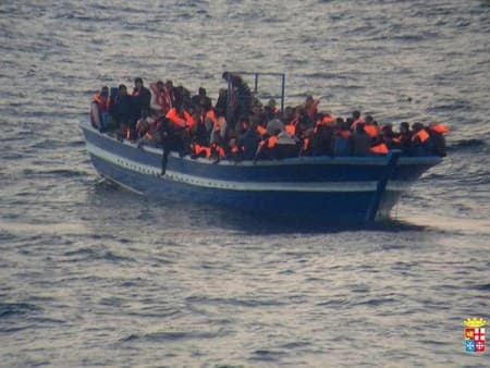 Chìm thuyền ngoài khơi Malaysia, 2 người chết, 19 người mất tích