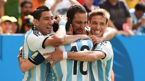 Higuain "thông nòng", Argentina vào bán kết