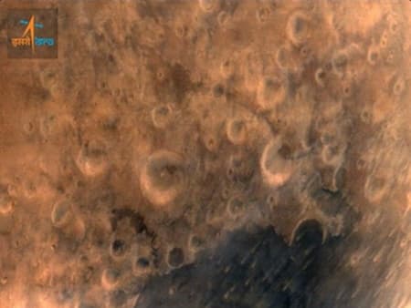 Tàu vũ trụ Mars Orbiter của Ấn Độ gửi bức ảnh đầu tiên chụp sao Hỏa