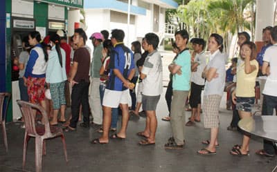 Phơi nắng chờ... rút tiền