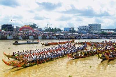 Sóc Trăng: Tổ chức giải đua ghe ngo mừng lễ hội Oóc -om-bóc năm 2012